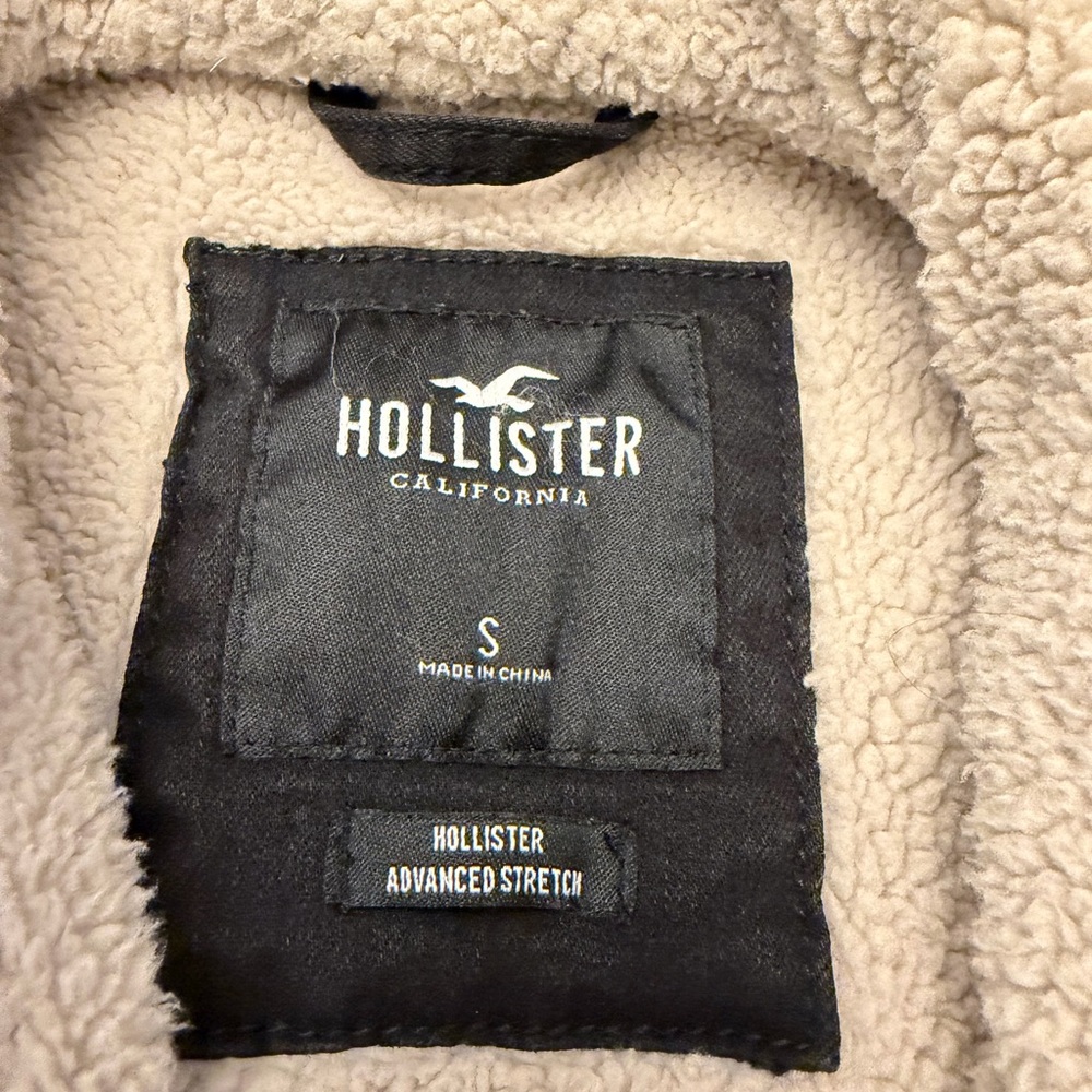 Hollister Men's Black Bomber Jacket with Cream Collar - Picture 2 of 3